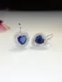 Dettaglio di zircone blu a forma di cuore, eleganti orecchini pendenti con cristalli. - Cuore Blu