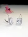 Eleganti orecchini pendenti argentati con zirconi bianchi scintillanti dal taglio rettangolare. - White Rectangle