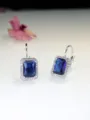 Eleganti orecchini pendenti con pietra blu centrale e zirconi luminosi di alta qualità. - Rettangolo Blu