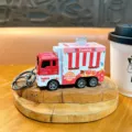 Ice cream truck keychain toy, red and white alloy car pendant with keyring for keys and bag decor - Ice Cream Food Truck Keychain