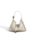 Borsa a tracolla in pelle elegante con design triangolare morbido e finiture metalliche. - Bianco Crema