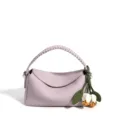 Bolso de hombro de cuero lavanda, elegante asa trenzada, bonito colgante de flor, variante de estilo. - Lavanda