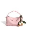 Bolso de hombro de piel rosa con asa trenzada y colgante floral, variante elegante. - Rosa Sakura