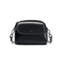 Sac à bandoulière classique en cuir noir avec coutures blanches et quincaillerie métallique. - Noir