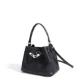 Bolso cubo de cuero negro con asa y cierre metálico, elegante bolso de mano para el trabajo urbano. - Negro