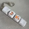 Mechanischer 4-Tasten Schalter Tester Fidget Toy Schlüsselanhänger mit süßem Corgi Design - Kein Licht/Schlangenkette / 4 Tasten Transparenter Sockel - Weiße Doppelschichtige Kappe + Runde Kappe