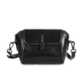 Sac bandoulière en cuir ciré noir, élégant sac coquillage pour femme avec accessoires en métal. - Noir