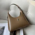 Sac bandouliere hobo en cuir marron avec serrure metallique, sac quotidien tres elegant. - Thé au lait
