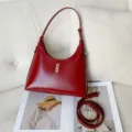 Sac porté épaule en cuir rouge pour femme, élégant sac hobo avec fermoir métal. - Rouge