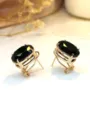 Primo piano di eleganti orecchini placcati in oro con pietre sintetiche nere ovali lucide. - Oro KC Nero