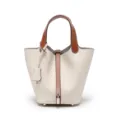 Borsa a secchiello in vera pelle da donna, elegante borsa a mano con manico e decorazione. - 18 cm nappa caramello e bianco crema (fibbia argento)