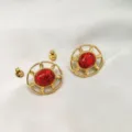 Primo piano di orecchini a lobo rotondi dorati vintage con pietre rosse e chiusure. - Stile tondo con venature rosse (BXG6-12)