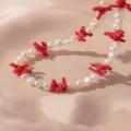 Collana con perle naturali e corallo rosso, elegante gioiello estivo fatto a mano per la spiaggia. - Perla Bianca Con Ramo di Corallo Rosso (Stile 4)