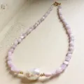 Dettaglio della collana di perle in pietra naturale con grande ciondolo barocco. - Ghiaia Viola Con Perla Barocca (Stile 3)