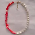 Collana asimmetrica fatta a mano in pietra rossa irregolare e perla bianca, moda spiaggia estiva. - Ghiaia Rossa Patchwork Perla (Stile 2)