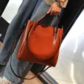 Elegante bolso de hombro de cuero marron para mujer gran capacidad bolso cruzado diario. - Caramelo