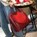 Bolso de hombro de cuero rojo para mujer, elegante bolso grande y bolso saco versátil. - Burdeos