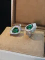 Eleganti orecchini a lobo in zirconia cubica verde a pera con alone di pietre bianche per donne - Intarsio in Zirconia a Goccia / Bianco K Verde