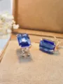 Vista dettagliata di lussuosi orecchini a lobo con gemma blu quadrata, design elegante. - pietra blu / Oro