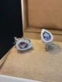 Primo piano di eleganti orecchini a goccia in zircone viola, pietre scintillanti e lusso. - Intarsio in Zirconia a Goccia / Bianco K Viola
