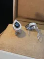 Eleganti orecchini a lobo a goccia con pietra nera centrale e pavé di zirconi scintillanti. - Intarsio in Zirconia a Goccia / Bianco K Nero