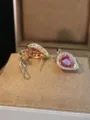 Raffinati orecchini a goccia con pietre rosa brillanti e un design dorato elegante. - Intarsio in Zirconia a Goccia / Tono Oro / Rosso
