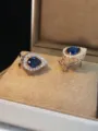 Eleganti orecchini a lobo in zircone cubico a forma di pera, primo piano dettagliato di lusso. - Intarsio in Zirconia a Goccia / Tono Oro / Blu