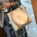 Bolso de hombro de cuero minimalista para mujer, bolso elegante y bandolera chic. - Blanco