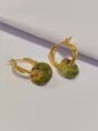 Orecchini a cerchio in pietra naturale con elegante design intrecciato, gioielli chic in rame. - Verde mela