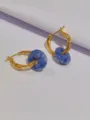 Orecchini a cerchio dorati con ciondolo in pietra naturale blu, gioiello donna di design. - Blu