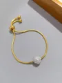 Dettaglio in primo piano del bracciale a catena serpente dorato con sfera e strass. - Stile Sfera di Zirconia Singola / Sfera di Perforazione Oro