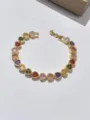 Primo piano di un braccialetto tennis in zircone a cuore multicolore, design elegante. - Cuore Colorato
