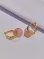 Orecchini a cerchio eleganti in pietra naturale con design dorato intrecciato chic. - Rosa