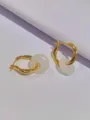 Orecchini a cerchio intrecciati placcati in oro con ciondolo a cerchio in giada bianca. - Bianco