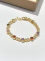 Vista dettagliata di un bracciale tennis dorato con zirconi multicolori splendenti. - Tondo Colorato