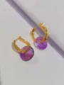 Raffinati orecchini a cerchio tortiglione dorati con ciondoli in pietra viola lucida. - Viola