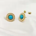 Dettaglio ravvicinato degli orecchini rotondi dorati con turchese e dettagli di perle. - Stile tondo turchese e perla artificiale (BXG6-12)