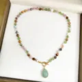 Dettaglio in primo piano della collana di perline in pietra naturale con ciondolo a goccia. - Multicolore Con Ciondolo