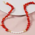 Collana artigianale di corallo rosso irregolare con perle bianche e dettagli dorati chic. - Ghiaia di Corallo Rosso Giuntata Perla Ovale (Stile 6)