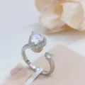 Primo piano dettagliato dell'anello aperto in zircone a forma di cuore con micro-pavè. - Cuore