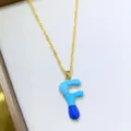 Collana con catena placcata in oro con ciondolo lettera F in smalto blu, accessorio chic. - Lettera F