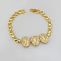Nahaufnahme des vergoldeten Herzkettenarmbands mit drei diamantbesetzten Marien-Anhängern. - Weißer Zirkonia