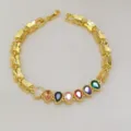 Dettaglio del bracciale dorato con maglie a farfalla e zirconi colorati in goccia. - Goccia d'Acqua Verticale Multicolore