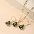 Set collana e orecchini a goccia in cristallo verde dorato gioielli eleganti vista principale. - Set di Collana e Orecchini Verdi