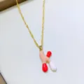 Primo piano dettagliato di una collana con ciondolo lettera K in stile dopamina, oro. - Lettera K