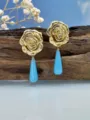 Orecchini vintage a rosa dorata con pendenti a goccia blu, gioielli stile palazzo elegante. - Stile Goccia d'Acqua Blu / Oro