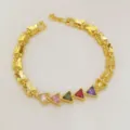 Bracciale a farfalla placcato oro con dettagli in zircone triangolare colorato, primo piano - Triangolo Multicolore