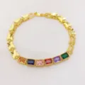 Dettaglio in primo piano del bracciale moda placcato oro con zirconi colorati e maglie a farfalla. - Rettangolo Multicolore