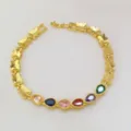Vista ravvicinata del bracciale a farfalla placcato in oro con zirconi cubici multicolori a goccia. - Goccia d'Acqua Orizzontale Multicolore