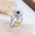 Dettaglio in primo piano dell'anello fiore e ape in argento con zirconi scintillanti. - Fiore d'Ape (Argento)